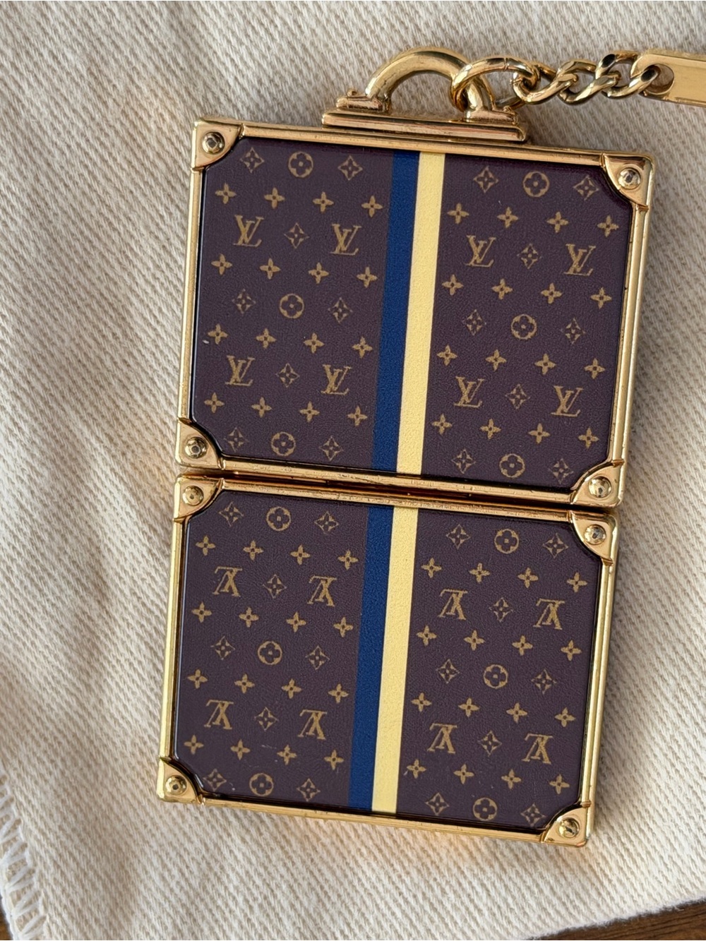 ⭐️RARE!!!!⭐️ Louis Vuitton Alzer trunk keychain with mirror!!!! - Picture 6 of 7
